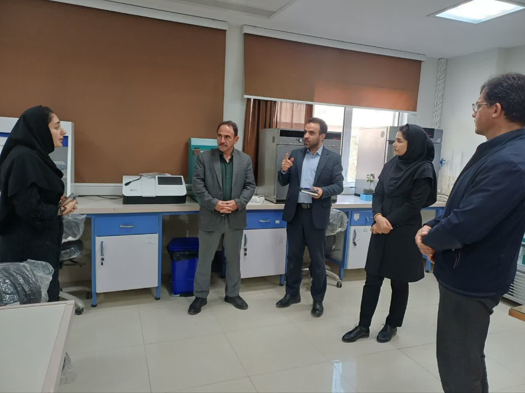 بازدید مدیران معاونت غذا و دارو از آزمایشگاه‌های دانشگاه