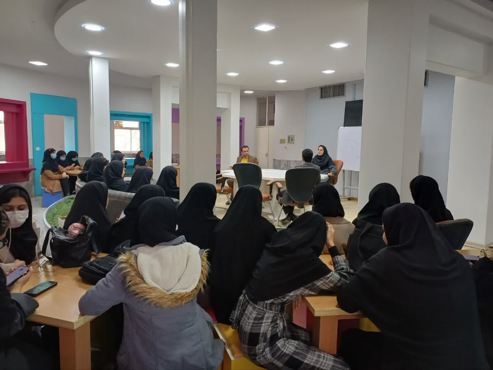 بازدید دانشجویان مهندسی بهداشت محیط از مرکز رشد فناوری سلامت دانشگاه